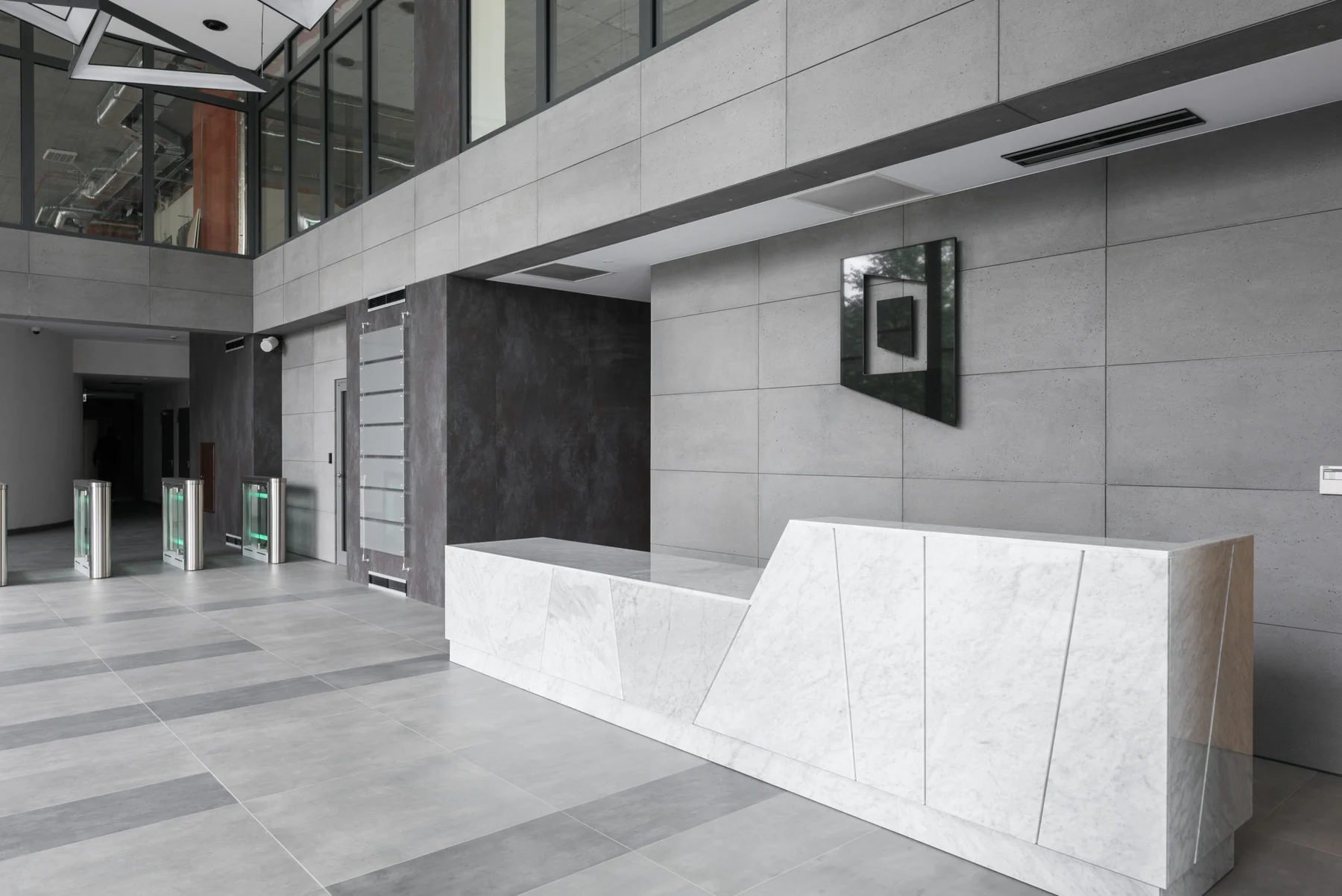 Geniş mimari alanda beton panel kaplı resepsiyon duvarı