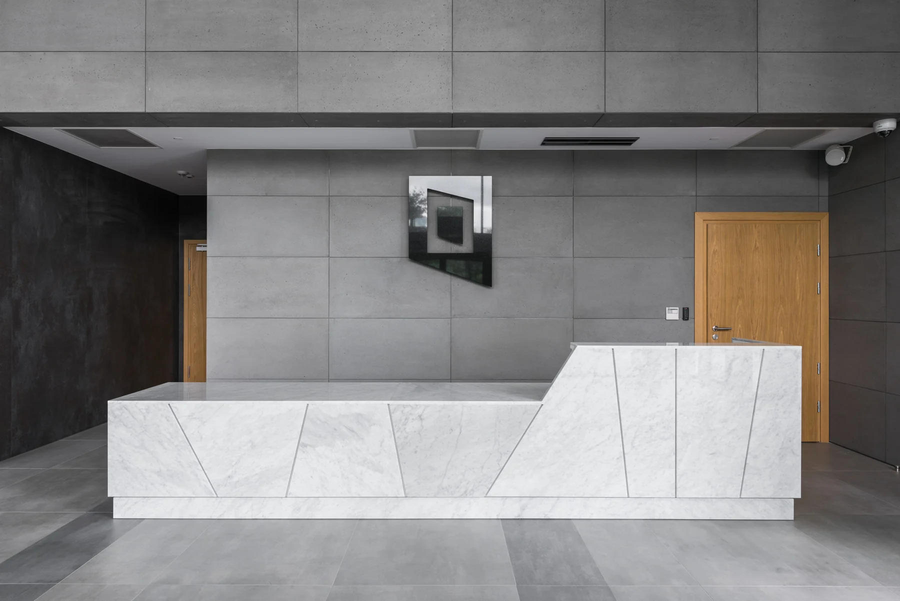 Modern resepsiyon alanında açık gri beton panel duvar uygulaması
