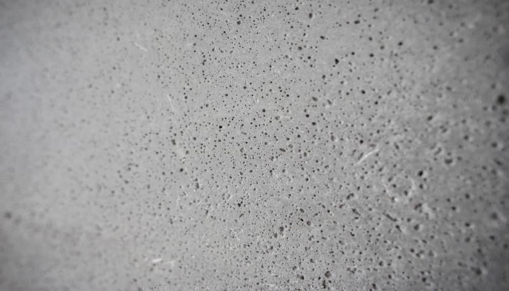 Brüt beton panel yüzeyinde doğal gözenek ve doku detayı