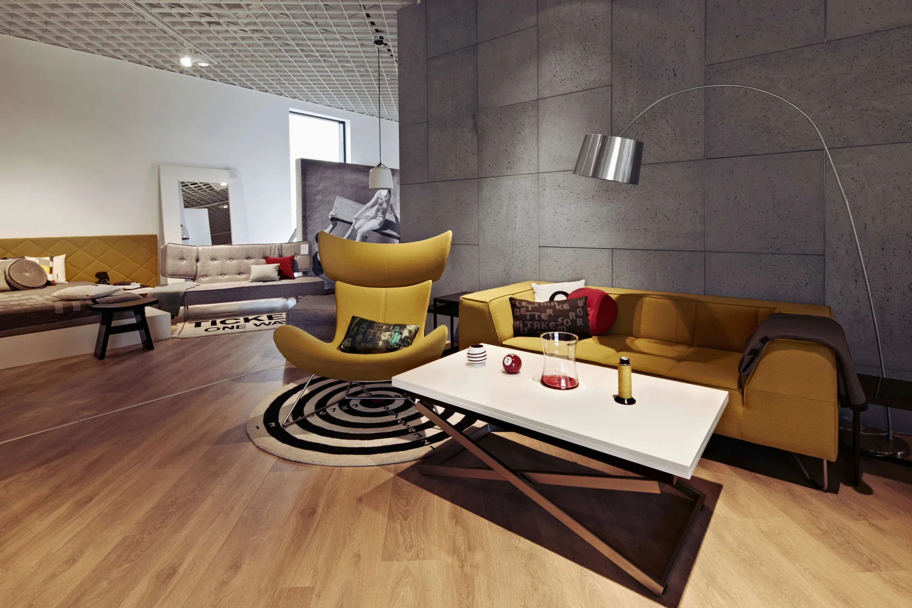 Modern salonda koyu ton beton panel duvar uygulaması